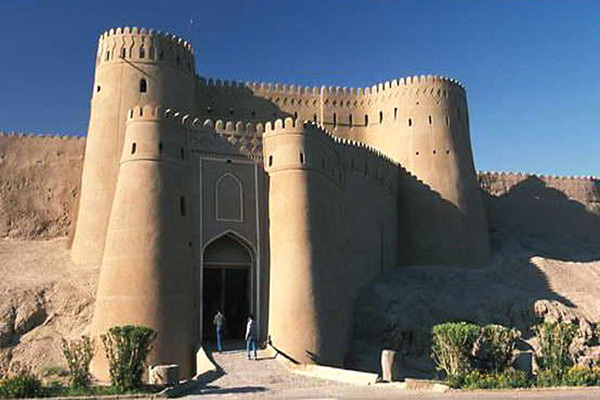 ۱۵ خانه تاریخی ارگ بم مرکز اقامتی می‌شود