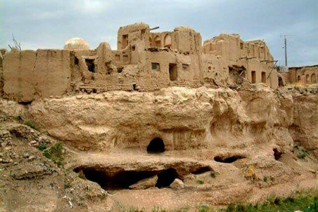 معماری صخره‌ای؛ جاذبه شگفت‌انگیز در روستای قروه ابهر