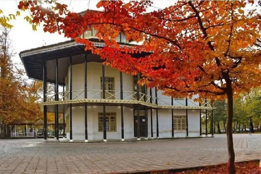 ستون عمارت کلاه فرنگی رشت نصب می‌شود