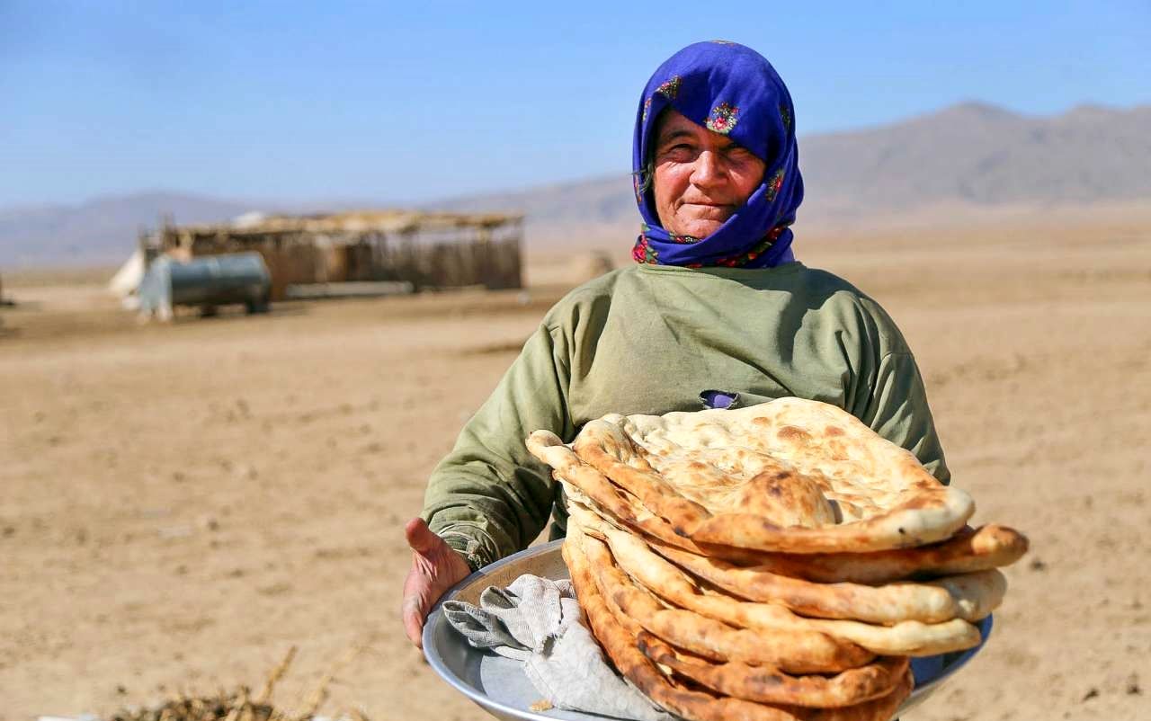 عشایر گلستان در سیاه چادر از مسافران نوروزی پذیرایی می‌کنند